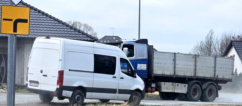 Ledwo wyremontowali, a ciężkie pojazdy już niszczą drogę Ledwo wyremontowali, a ciężkie pojazdy już niszczą drogę