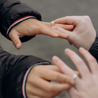 Sąd nakazał wpisanie ślubu dwóch kobiet do polskiego rejestru. Przełomowy wyrok WSA