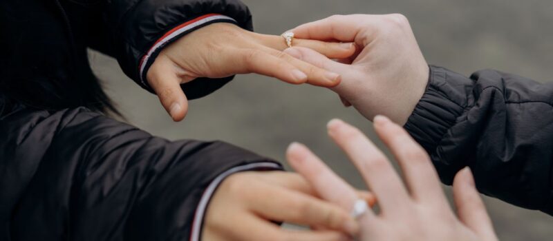 Sąd nakazał wpisanie ślubu dwóch kobiet do polskiego rejestru. Przełomowy wyrok WSA