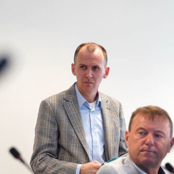 „Dziś ludzie wolą kotka czy pieska niż dziecko”. Powiat podnosi stawki dla rodzin zastępczych