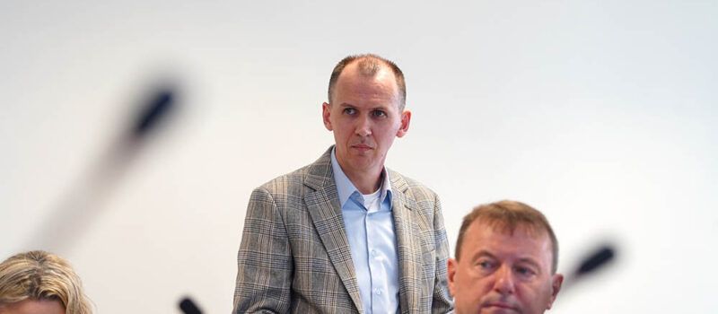 „Dziś ludzie wolą kotka czy pieska niż dziecko”. Powiat podnosi stawki dla rodzin zastępczych