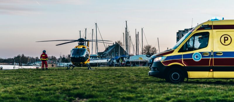 Śmigłowiec LPR lądował w Wolinie. 70-letnia kobieta trafiła do szpitala w Gryficach Śmigłowiec LPR lądował w Wolinie. 70-letnia kobieta trafiła do szpitala w Gryficach
