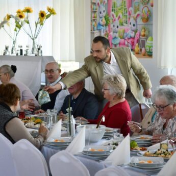 Wielkanocne spotkanie w Wapnicy. Mieszkańcy razem z burmistrzem przy świątecznym stole