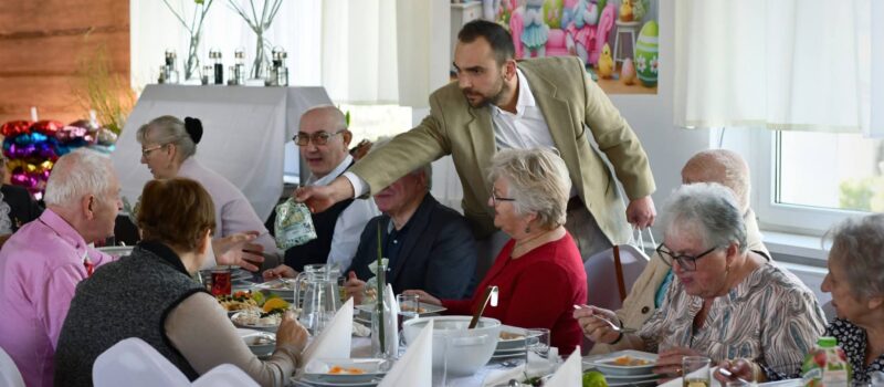 Wielkanocne spotkanie w Wapnicy. Mieszkańcy razem z burmistrzem przy świątecznym stole