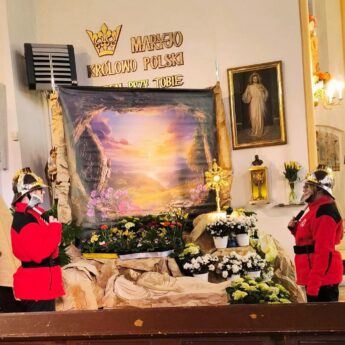 Tradycja, która uczy więcej niż służba. Młodzi strażacy z Kołczewa na warcie przy Grobie Pańskim