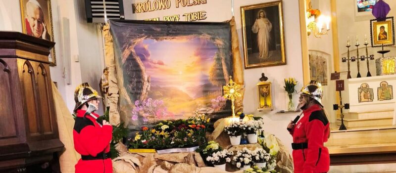 Tradycja, która uczy więcej niż służba. Młodzi strażacy z Kołczewa na warcie przy Grobie Pańskim