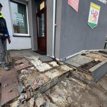 Remont wejścia do urzędu w Świerznie. Utrudnienia dla mieszkańców