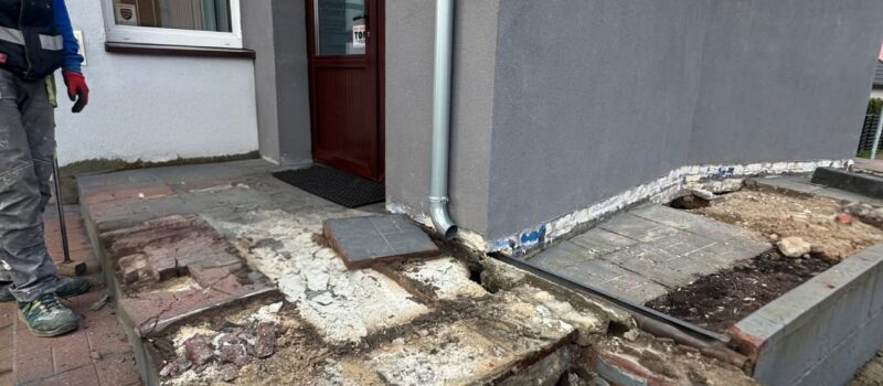 Remont wejścia do urzędu w Świerznie. Utrudnienia dla mieszkańców