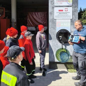 AED przy remizie OSP Kołczewo. Nowe urządzenie może uratować życie mieszkańcom