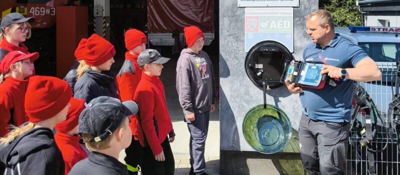 AED przy remizie OSP Kołczewo. Nowe urządzenie może uratować życie mieszkańcom