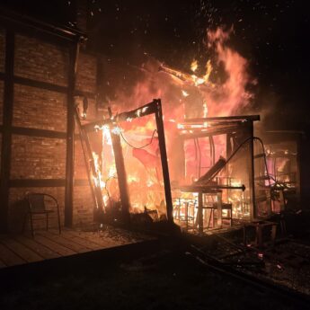 Nocny pożar w Zastaniu. Ogień strawił budynek przy jeziorze Koprowo [FILM]