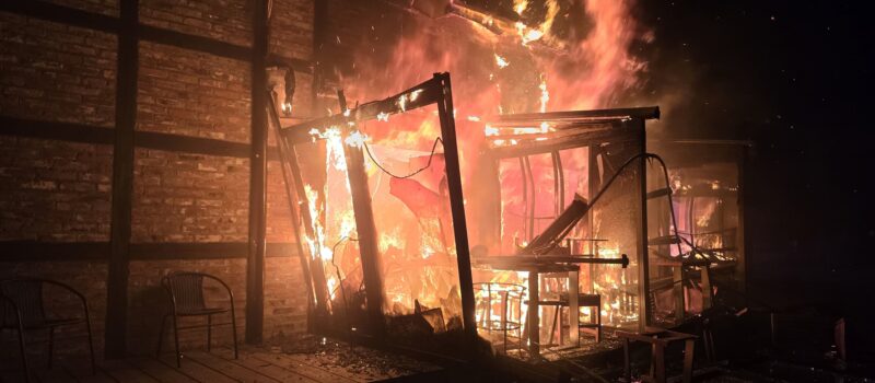 Nocny pożar w Zastaniu. Ogień strawił budynek przy jeziorze Koprowo [FILM]