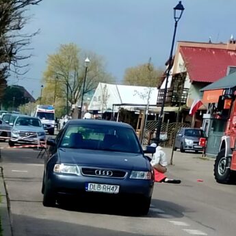 Kobieta leżała na jezdni w Dziwnowie. Do akcji zadysponowano strażaków i śmigłowiec LPR