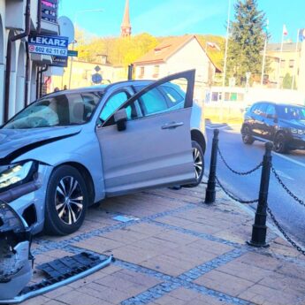 Pijany mężczyzna wjechał w budynek w centrum Międzyzdrojów!