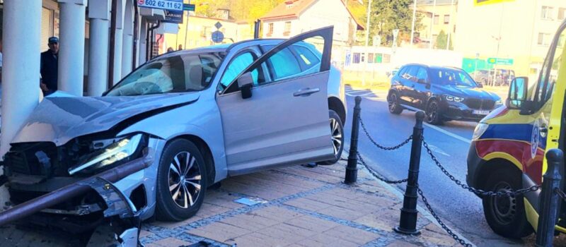 Pijany mężczyzna wjechał w budynek w centrum Międzyzdrojów!