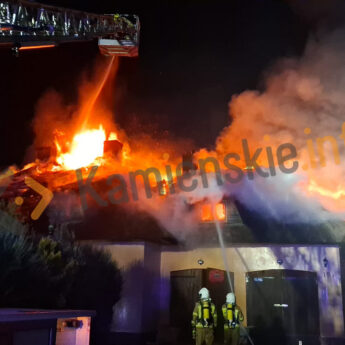Pożar budynku w Kodrąbku! Ogień objął dach i poddasze [ZDJĘCIA]