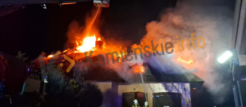 Pożar budynku w Kodrąbku! Ogień objął dach i poddasze [ZDJĘCIA]