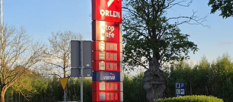 Tańsze paliwo zostaje na dłużej. Niższy VAT i akcyza do końca maja