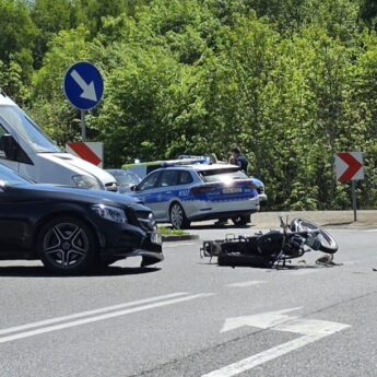 Motocykl zderzył się z osobówką. Wypadek na skrzyżowaniu dróg wojewódzkich