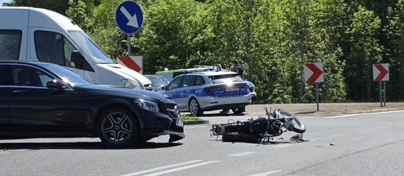 Motocykl zderzył się z osobówką. Wypadek na skrzyżowaniu dróg wojewódzkich
