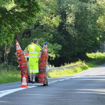 Uwaga kierowcy! Malują pasy na DW 107 w rejonie Kamienia Pomorskiego