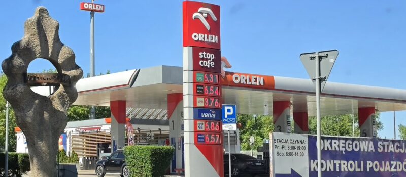 Paliwo z niższym VAT i akcyzą dłużej. Kierowcy odetchną przynajmniej do połowy czerwca