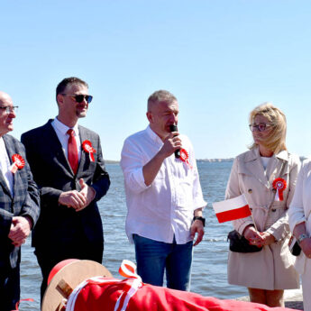Biało-czerwona połączyła pokolenia. Międzywodzie świętowało Dzień Flagi Rzeczypospolitej