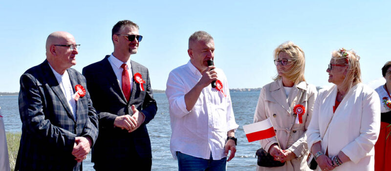 Biało-czerwona połączyła pokolenia. Międzywodzie świętowało Dzień Flagi Rzeczypospolitej