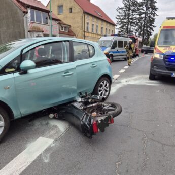 Motocykl znalazł się pod autem. Groźny wypadek w Wolinie