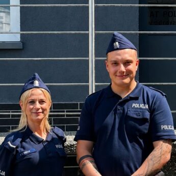 Pomoc przyszła w ostatniej chwili. Policjanci uratowali kobietę siedzącą na torach kolejowych!