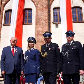 Biało-czerwony stół, polonez i wspólne świętowanie. Kamień Pomorski uczcił 3 Maja [ZDJĘCIA]