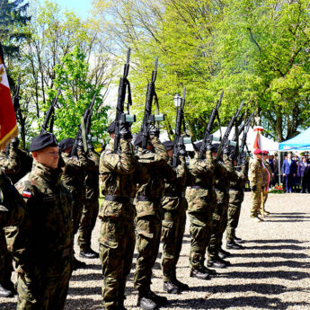 Kamień Pomorski uczcił rocznicę zakończenia II wojny światowej. Apel pamięci i salwa honorowa na Cmentarzu Wojennym