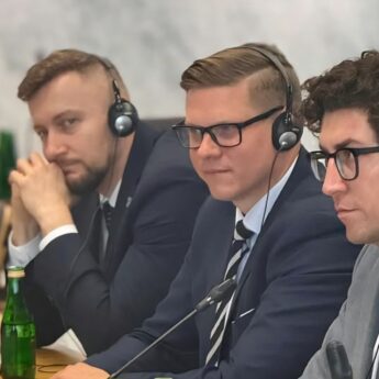 Mobilne biuro poselskie w Międzyzdrojach. Poseł Patryk Jaskulski zaprasza mieszkańców na spotkanie