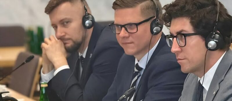 Mobilne biuro poselskie w Międzyzdrojach. Poseł Patryk Jaskulski zaprasza mieszkańców na spotkanie