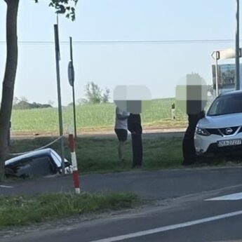 Groźnie przy rondzie we Wrzosowie. Auto wypadło z drogi