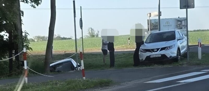 Groźnie przy rondzie we Wrzosowie. Auto wypadło z drogi