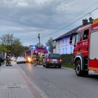 Pożar auta w Łukęcinie. Ogień pojawił się w komorze silnika
