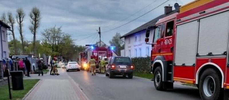 Pożar auta w Łukęcinie. Ogień pojawił się w komorze silnika