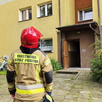 Zwarcie instalacji w mieszkaniu przy Staromiejskiej. Interweniowały trzy zastępy straży