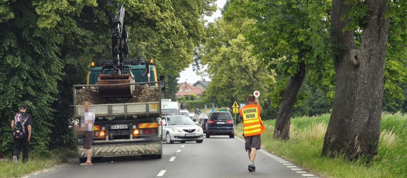 Nie tylko piesi mają problem. Na trasie Kamień Pomorski - Dziwnówek pojawił się ruch wahadłowy