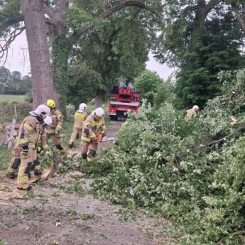 Front burzowy nad powiatem kamieńskim. Strażacy z OSP Kołczewo usuwali zagrożenie na drodze