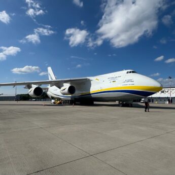 Gigant na płycie szczecińskiego lotniska. Antonow An-124 Rusłan wylądował w Goleniowie