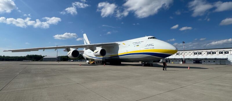 Gigant na płycie szczecińskiego lotniska. Antonow An-124 Rusłan wylądował w Goleniowie Gigant na płycie szczecińskiego lotniska. Antonow An-124 Rusłan wylądował w Goleniowie