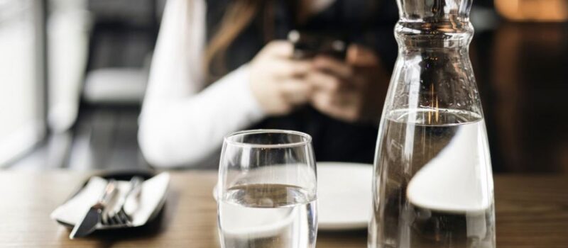 Darmowa woda z kranu w restauracjach? Rząd pracuje nad nowymi przepisami