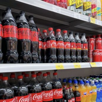 Cola za ponad 10 zł! Ceny napojów słodzonych mogą zaskoczyć przy kasie