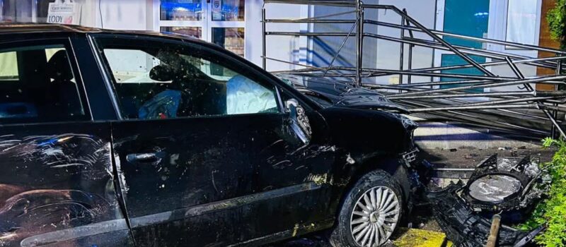 Auto wjechało w budynek ośrodka w Dziwnówku!