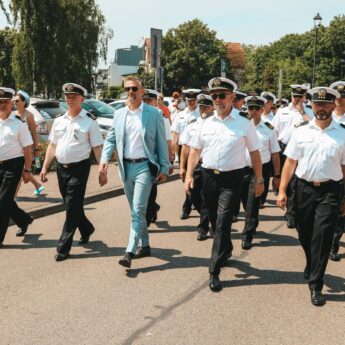 Morze ludzi w Dziwnowie. Centralne obchody Dnia Marynarki Wojennej przyciągnęły tłumy