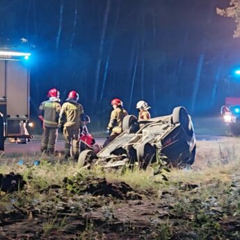 Pijany rajd zakończony dachowaniem! Nocna akcja służb pod Dziwnowem