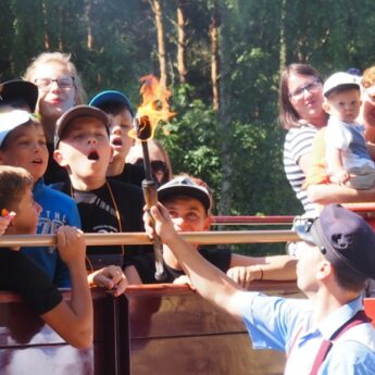 Wesoły Konduktor zaprasza dzieci na przejażdżki nadmorską kolejką
