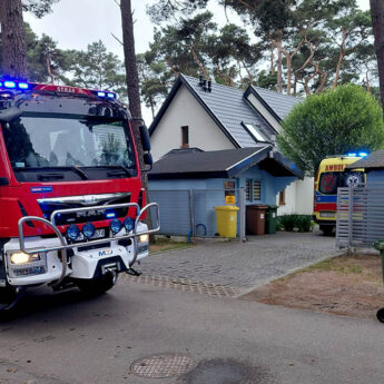 Śmigłowiec ratunkowy lądował w Międzywodziu. Pomocy wymagał nieprzytomny mężczyzna